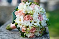 Букет невесты (розы и белая фрезия) с доставкой в Краснодаре
