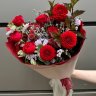 Букет с розами и георгинами
