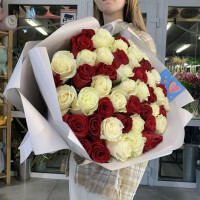 Букет из 51 розы (60 см) с доставкой в Краснодаре